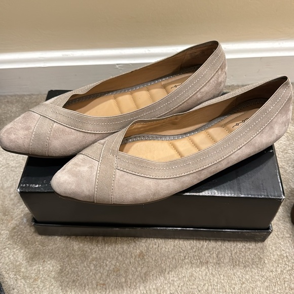 Taupe point toe flats - Picture 2 of 3